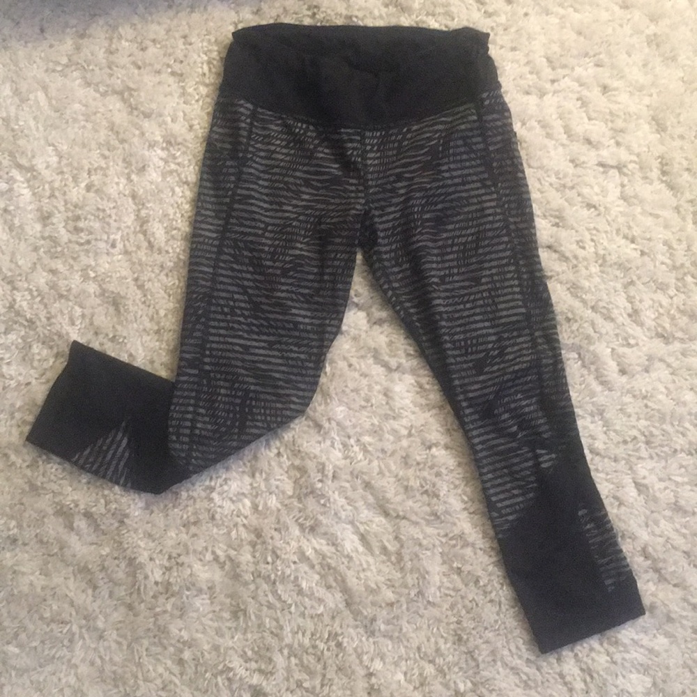 Lululemon cropped leggings w mesh & pockets!